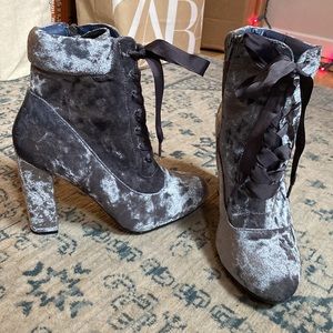 Velvet boot heels with laces